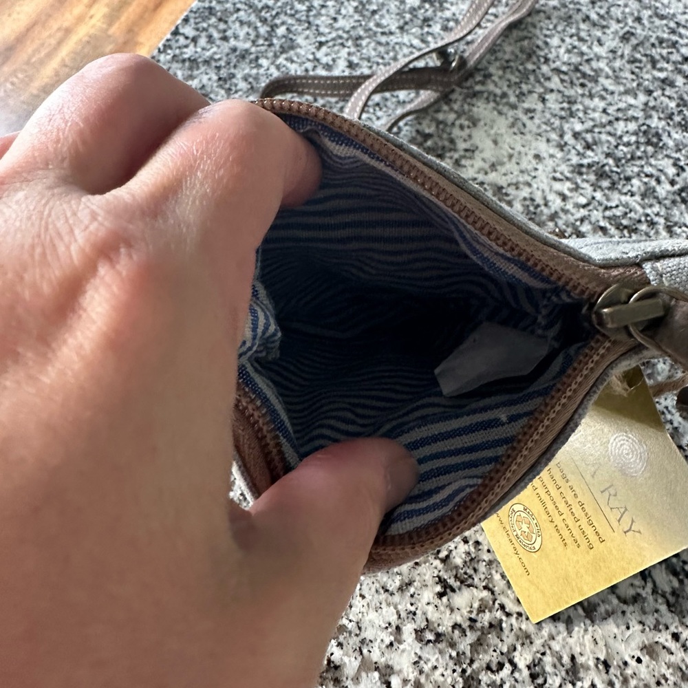 NWT Leaf front passport bag. 6x7 - Picture 5 of 6